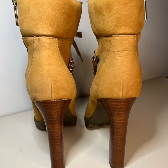 KARL LAGERFELD Lug Sole Cushioned Victoria Round Toe Zip-Up Leather Dress Bootie - Picture 4 of 14